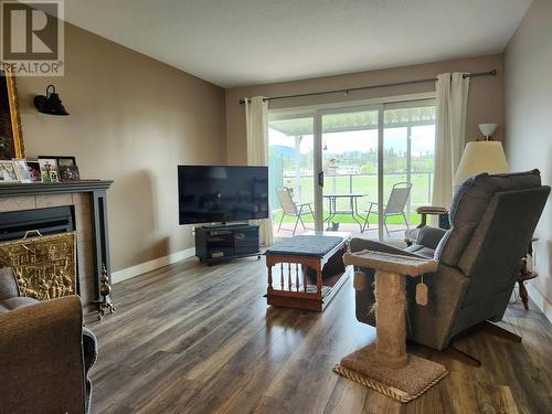 2180 Fletcher Avenue Unit# 53, Armstrong, BC - Indoor Photo Showing Living Room With Fireplace