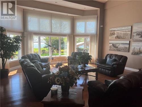 16024 Lakeside Drive, Cornwall, ON - Indoor Photo Showing Living Room