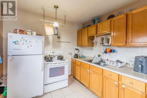 215 Gloucester St, Sault Ste Marie, ON - Indoor Photo Showing Kitchen With Double Sink