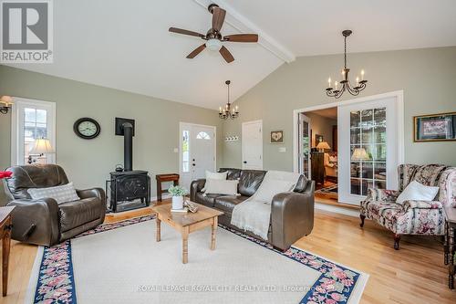 41 Ridgeway Avenue, Guelph, ON - Indoor Photo Showing Living Room