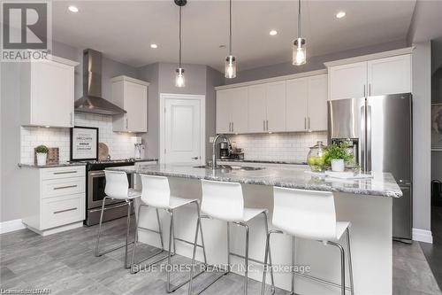 98 Wayside Lane, Southwold (Talbotville), ON - Indoor Photo Showing Kitchen With Upgraded Kitchen