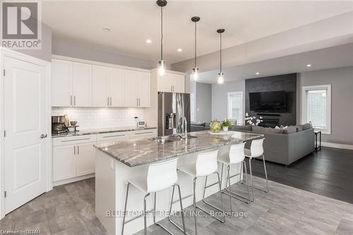 98 Wayside Lane, Southwold (Talbotville), ON - Indoor Photo Showing Kitchen With Upgraded Kitchen