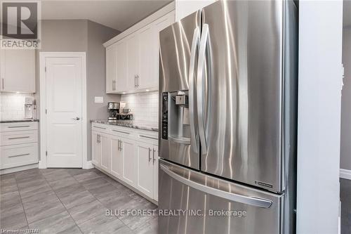 98 Wayside Lane, Southwold (Talbotville), ON - Indoor Photo Showing Kitchen With Upgraded Kitchen