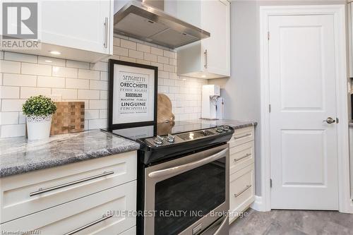 98 Wayside Lane, Southwold (Talbotville), ON - Indoor Photo Showing Kitchen