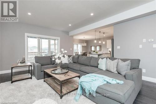 98 Wayside Lane, Southwold (Talbotville), ON - Indoor Photo Showing Living Room