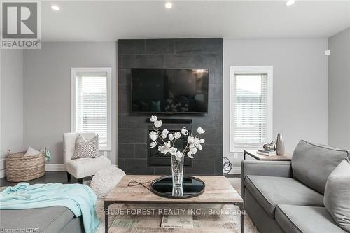 98 Wayside Lane, Southwold (Talbotville), ON - Indoor Photo Showing Living Room