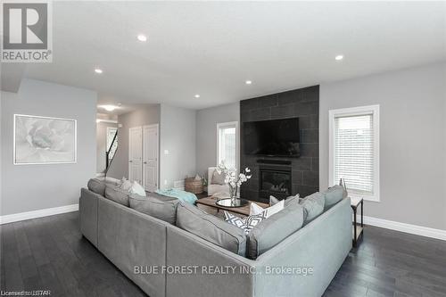 98 Wayside Lane, Southwold (Talbotville), ON - Indoor Photo Showing Living Room