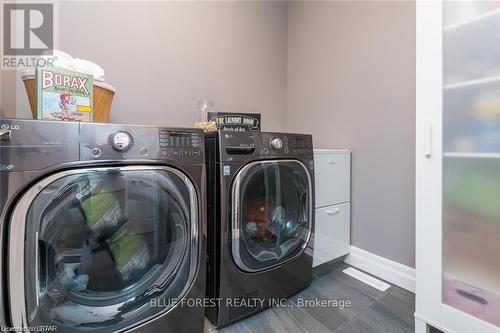 98 Wayside Lane, Southwold (Talbotville), ON - Indoor Photo Showing Laundry Room