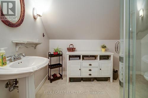 47 Raywood Ave, London, ON - Indoor Photo Showing Bathroom
