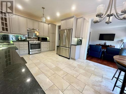 3274 Pringle Place, Mississauga, ON - Indoor Photo Showing Kitchen With Stainless Steel Kitchen