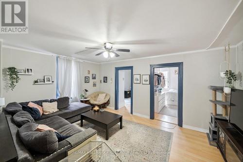 219 Cochrane Street, Scugog, ON - Indoor Photo Showing Living Room