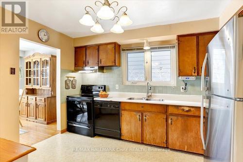32 Cynthia Court, Barrie, ON - Indoor Photo Showing Kitchen With Double Sink
