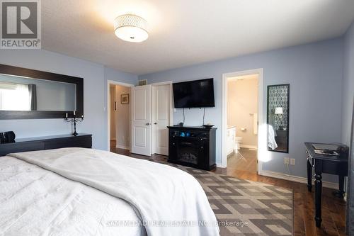 105 Anderson Road, New Tecumseth, ON - Indoor Photo Showing Bedroom