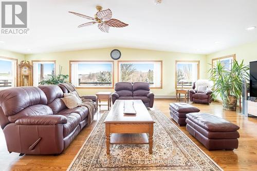 2866 20Th Sideroad, New Tecumseth, ON - Indoor Photo Showing Living Room