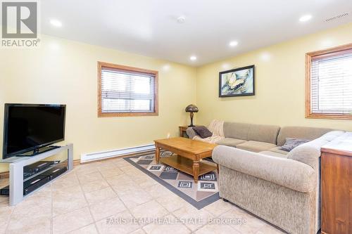 2866 20Th Sideroad, New Tecumseth, ON - Indoor Photo Showing Living Room