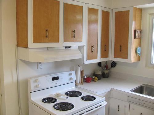 1802 28 Crescent, Vernon, BC - Indoor Photo Showing Kitchen