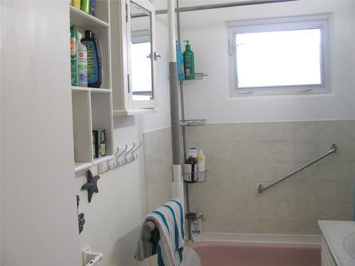 1802 28 Crescent, Vernon, BC - Indoor Photo Showing Bathroom
