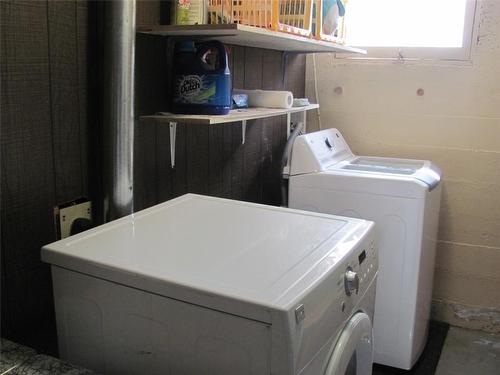 1802 28 Crescent, Vernon, BC - Indoor Photo Showing Laundry Room