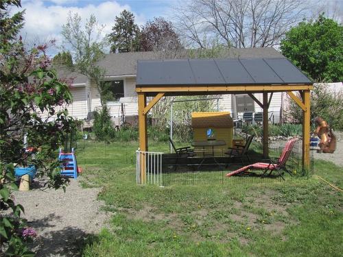 1802 28 Crescent, Vernon, BC - Outdoor With Backyard