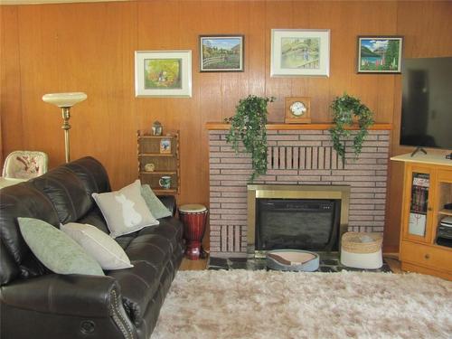 1802 28 Crescent, Vernon, BC - Indoor Photo Showing Living Room With Fireplace