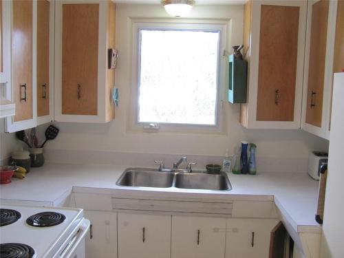 1802 28 Crescent, Vernon, BC - Indoor Photo Showing Kitchen With Double Sink