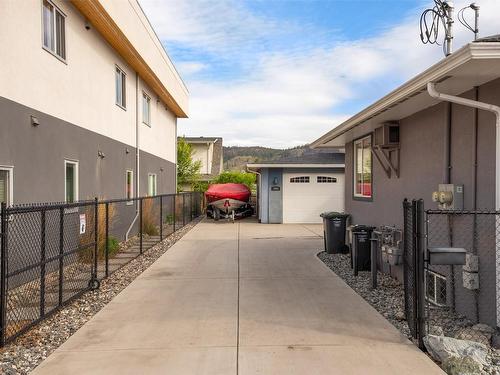 930-932 Lawson Avenue, Kelowna, BC - Outdoor With Exterior