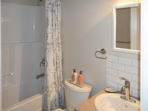 930-932 Lawson Avenue, Kelowna, BC - Indoor Photo Showing Bathroom