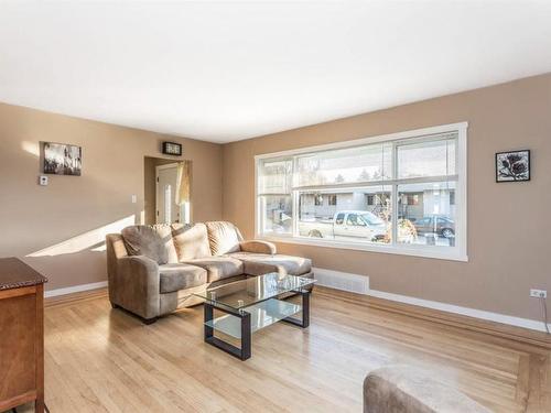 930-932 Lawson Avenue, Kelowna, BC - Indoor Photo Showing Living Room