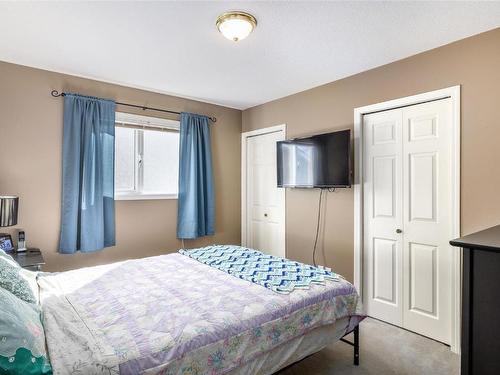 2-555 Glenmeadows Road, Kelowna, BC - Indoor Photo Showing Bedroom