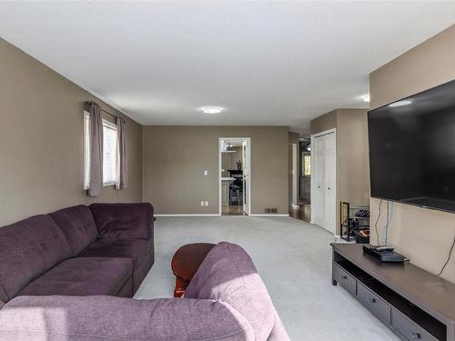 2-555 Glenmeadows Road, Kelowna, BC - Indoor Photo Showing Living Room