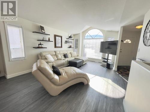 1634 Carmi Avenue Unit# 149, Penticton, BC - Indoor Photo Showing Living Room