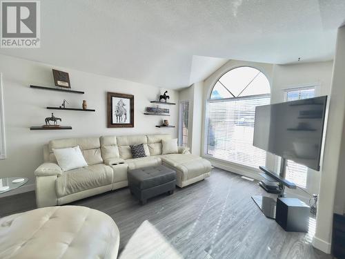 1634 Carmi Avenue Unit# 149, Penticton, BC - Indoor Photo Showing Living Room