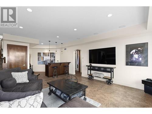 168 Skyland Drive, Kelowna, BC - Indoor Photo Showing Living Room