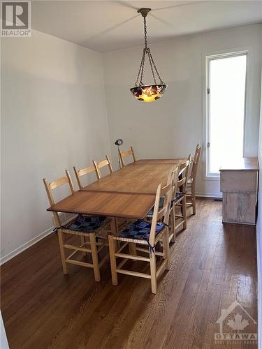 18 Sandridge Road, Ottawa, ON - Indoor Photo Showing Dining Room