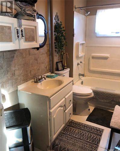 103 Railway Avenue, Glentworth, SK - Indoor Photo Showing Bathroom