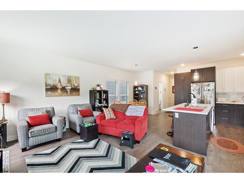 310 8Th Avenue, Castlegar, BC - Indoor Photo Showing Living Room