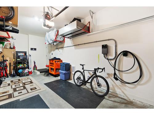 310 8Th Avenue, Castlegar, BC - Indoor Photo Showing Garage