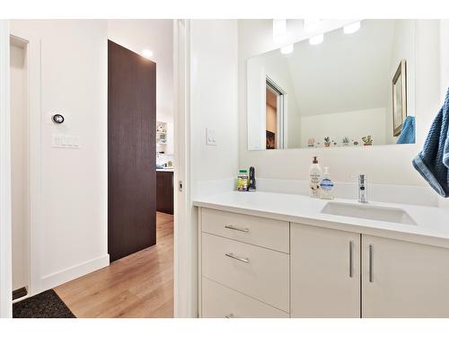 310 8Th Avenue, Castlegar, BC - Indoor Photo Showing Bathroom