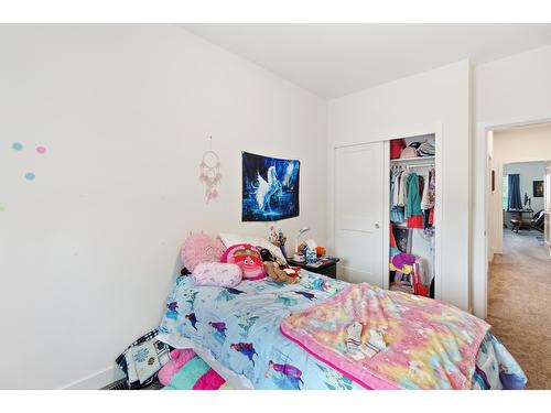 310 8Th Avenue, Castlegar, BC - Indoor Photo Showing Bedroom