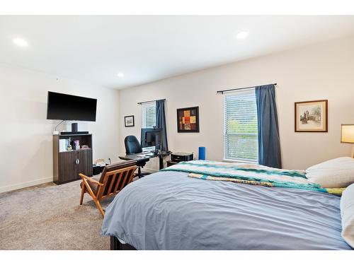 310 8Th Avenue, Castlegar, BC - Indoor Photo Showing Bedroom