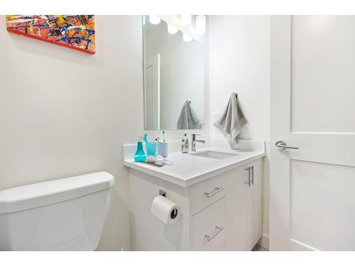 310 8Th Avenue, Castlegar, BC - Indoor Photo Showing Bathroom