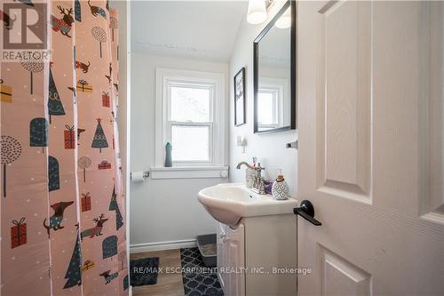 301 Wallace Avenue S, Welland, ON - Indoor Photo Showing Bathroom