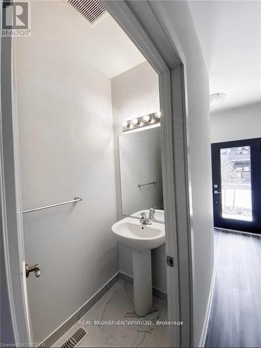 41 - 110 Fergus Avenue, Kitchener, ON - Indoor Photo Showing Bathroom