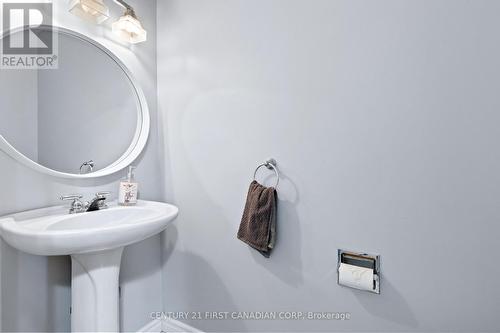 35 Chancton Crescent, London, ON - Indoor Photo Showing Bathroom