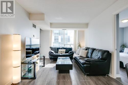 716 - 5233 Dundas Street W, Toronto, ON - Indoor Photo Showing Living Room