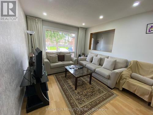 100 Rawling Crescent, Brampton, ON - Indoor Photo Showing Living Room