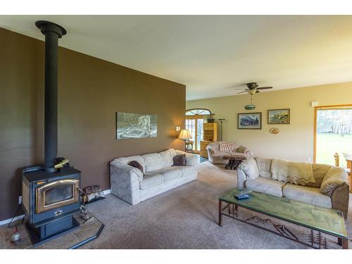 1283 Riondel Rd, Riondel, BC - Indoor Photo Showing Living Room