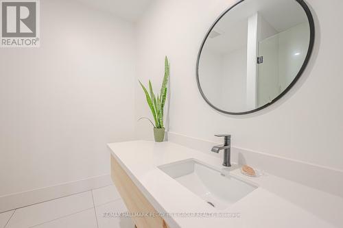 2072 Wilkinson Street, Innisfil, ON - Indoor Photo Showing Bathroom