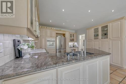 4 Maplehyrn Avenue, East Gwillimbury, ON - Indoor Photo Showing Kitchen With Double Sink