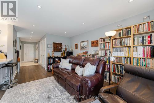 7 Rak Court, Bradford West Gwillimbury, ON - Indoor Photo Showing Living Room